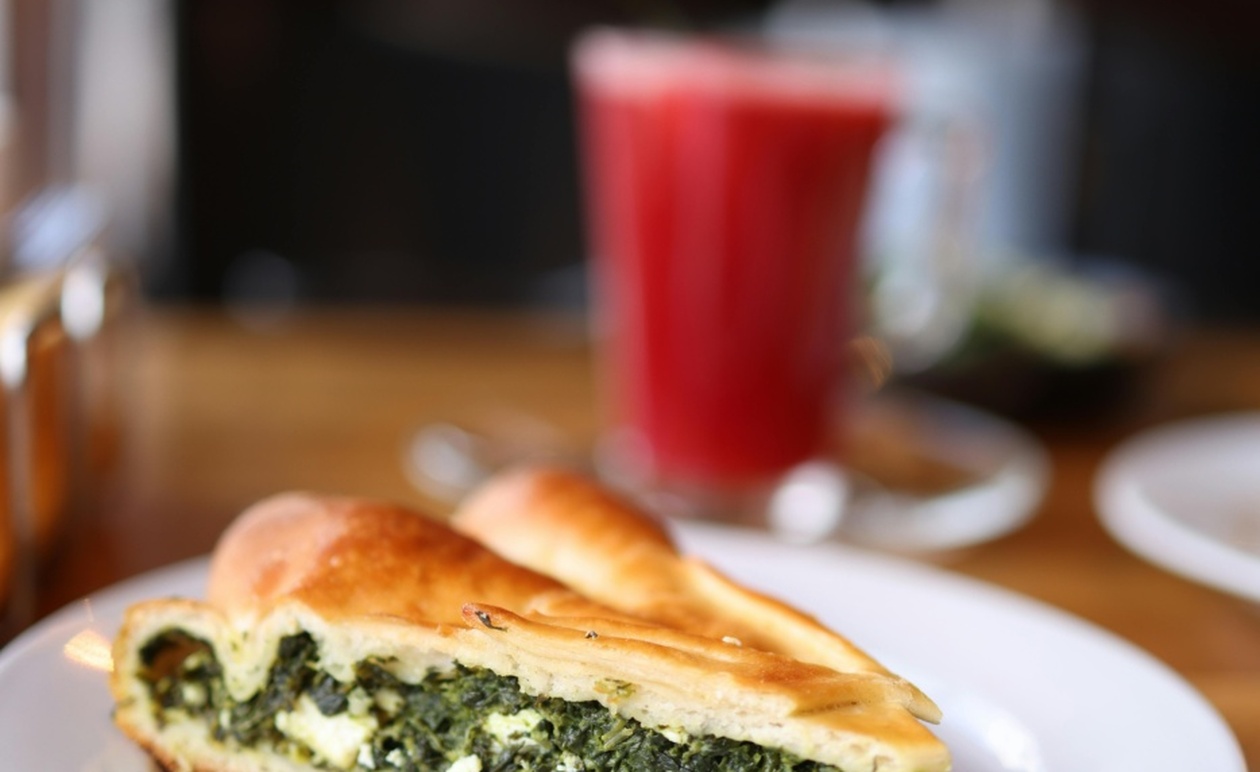 Παραδοσιακή ελληνική σπανακόπιτα με χωριάτικο φύλλο